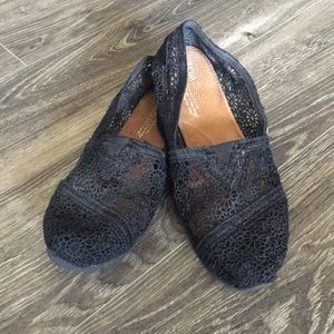 Black lace Toms